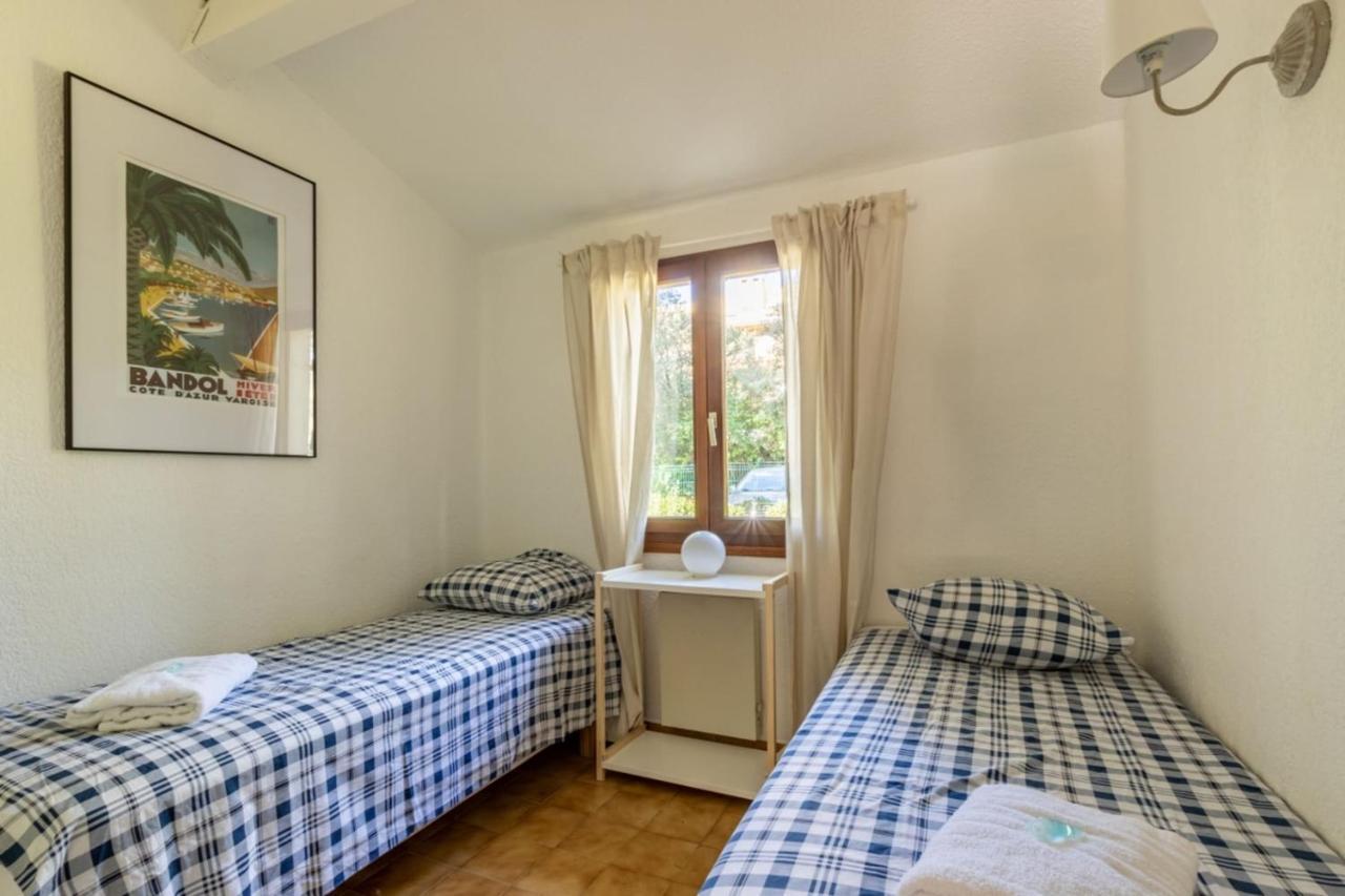 Nice Apt For 4 With Terrace And Pool Apartment Бандол Екстериор снимка